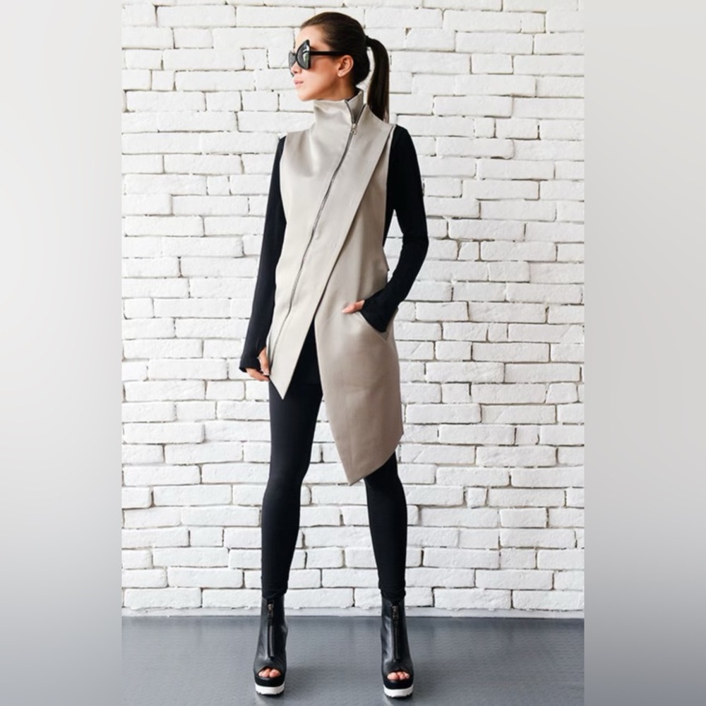 Beige Elegant Zipper Vest NWT